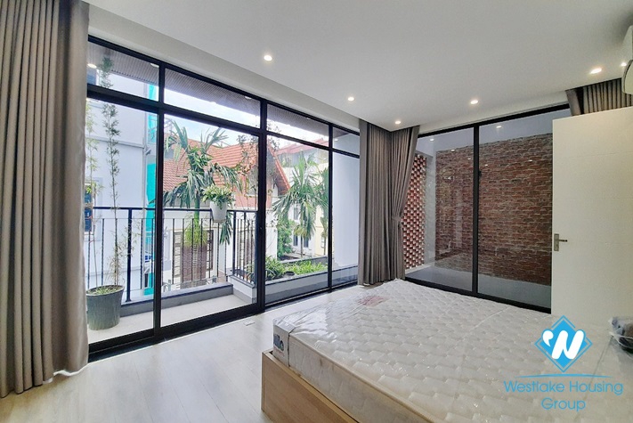 Large three bedroom apartment for rent in Ngoc Thuy Long Bien near French international school